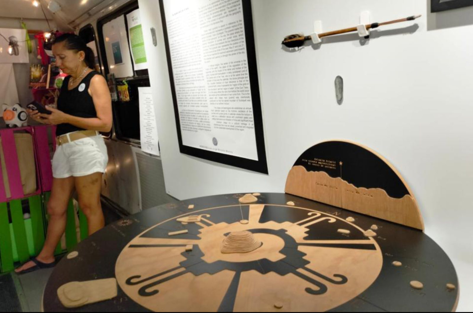 Mesa interactiva del calendario solar de Ixtapa dentro del Museo Itinerante Mushi