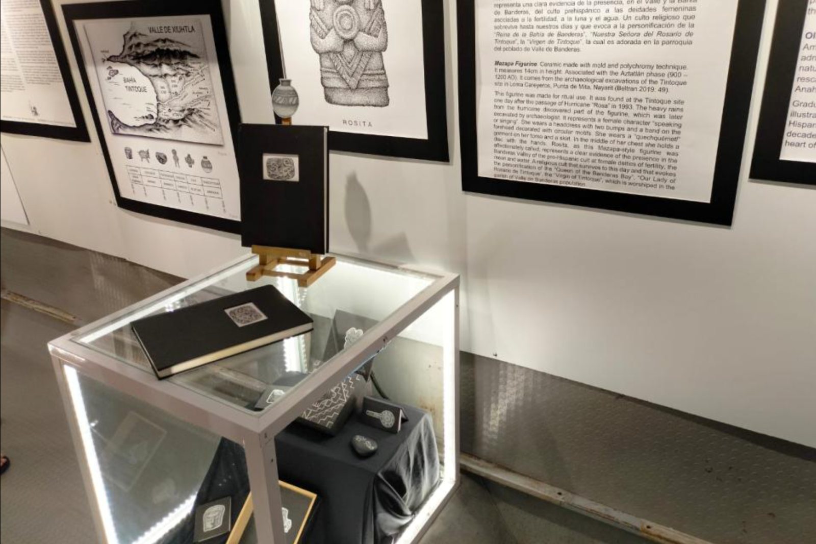 Vitrina con el libro La Grandeza de Xiuhtepetl en el Museo Itinerante Mushi