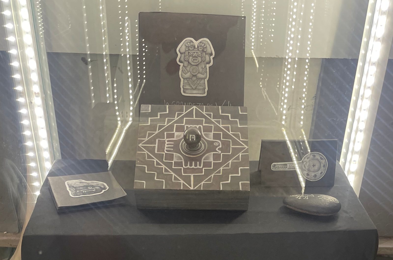 Vitrina con piezas y reproducciones arqueol&oacute;gicas iluminadas