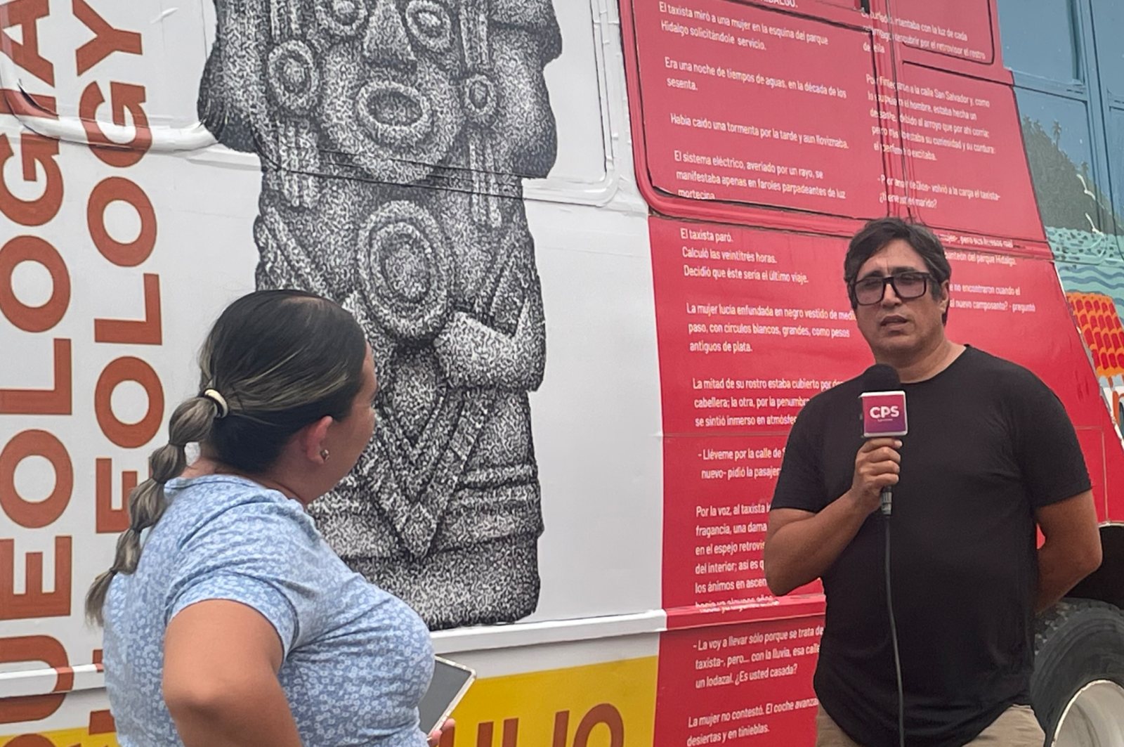 Entrevista frente al Museo Itinerante Mushi