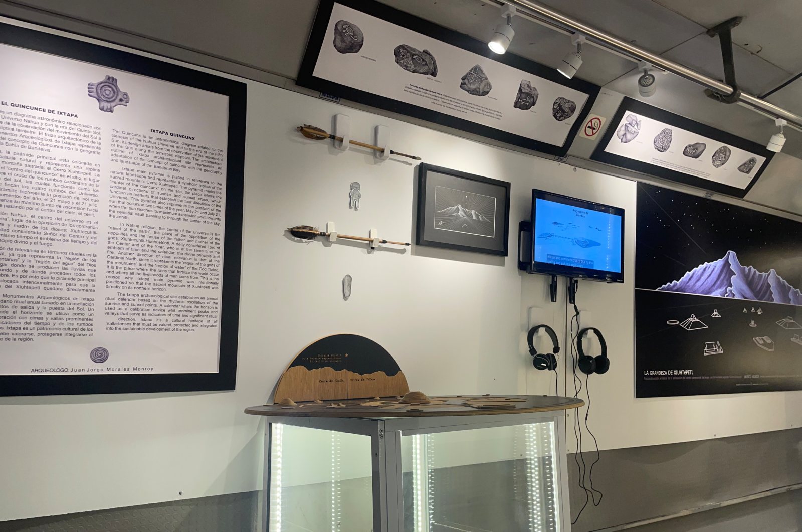 L&aacute;minas del Quincunce de Ixtapa y pantalla con audio en el Museo Itinerante Mushi
