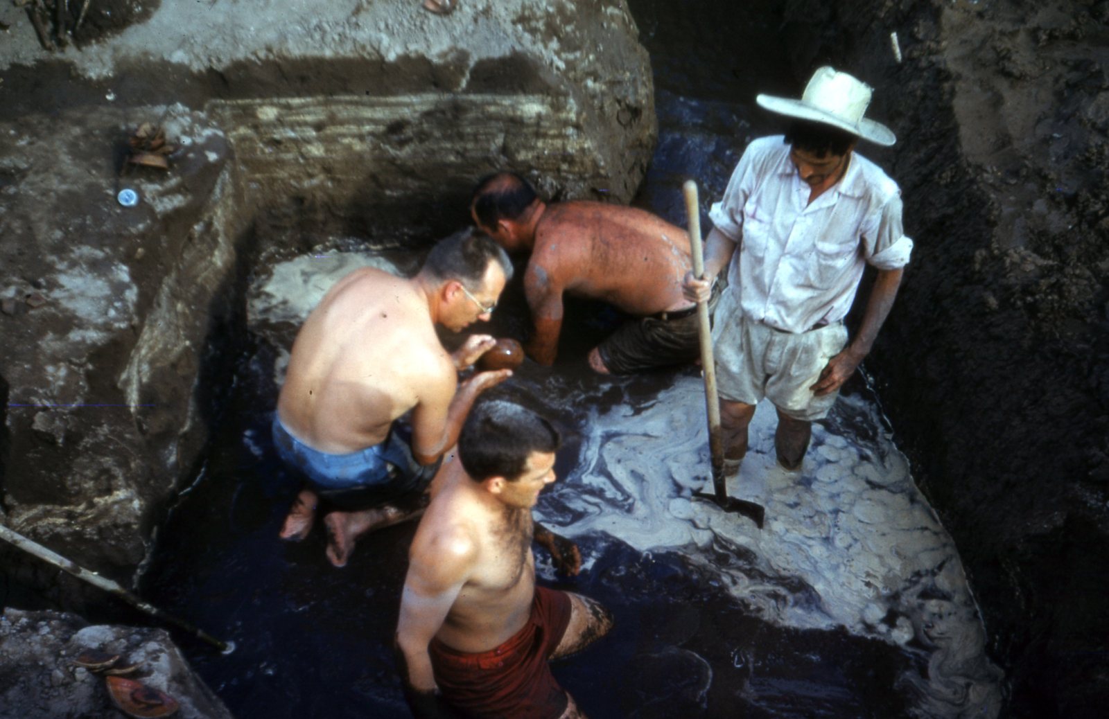 Arque&oacute;logos de la UCLA y un miembro local del equipo excavan vasijas de cer&aacute;mica debajo del nivel fre&aacute;tico del cementerio en el complejo de mont&iacute;culos &ldquo;Grupo E&rdquo;, Amapa, Nayarit.